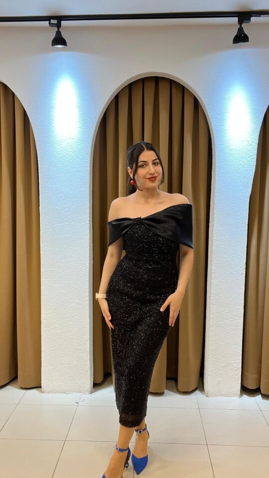 SİYAH MADONNA YAKA MİDİ ABİYE