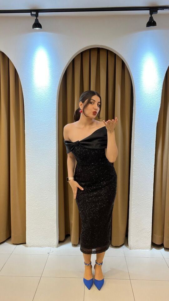 SİYAH MADONNA YAKA MİDİ ABİYE