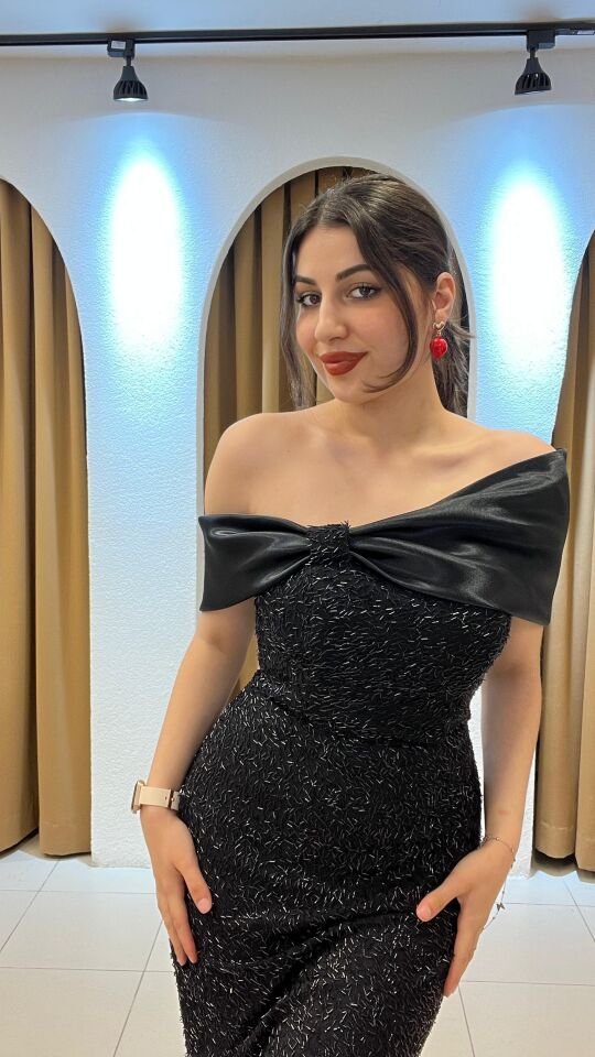 SİYAH MADONNA YAKA MİDİ ABİYE