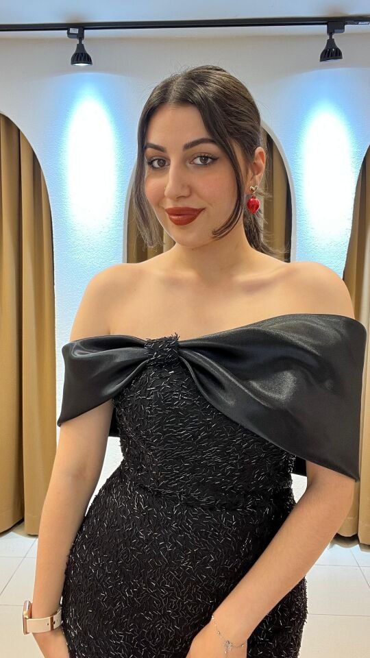 SİYAH MADONNA YAKA MİDİ ABİYE