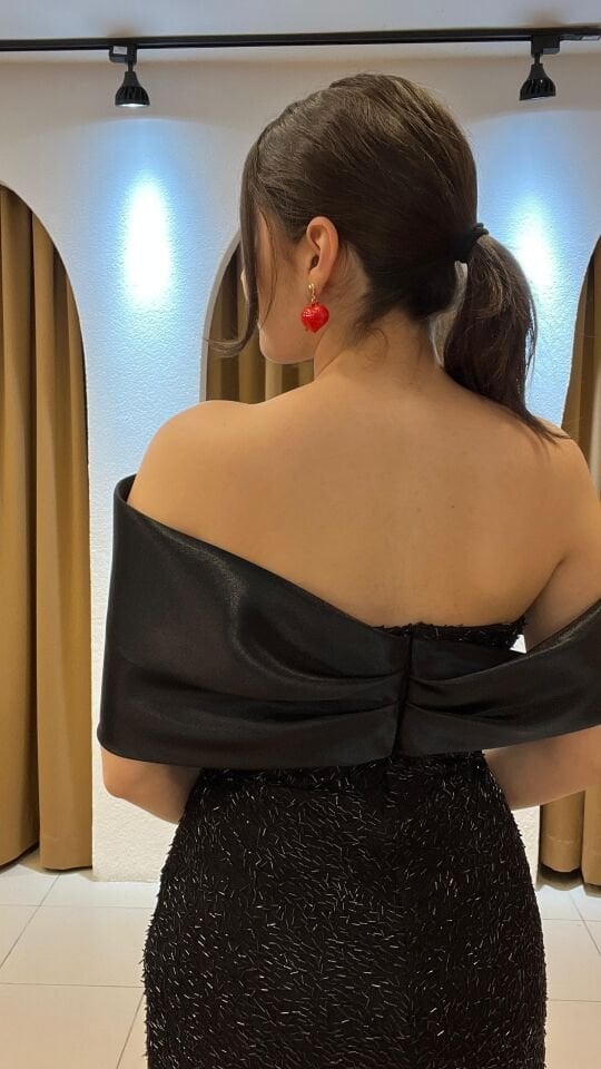 SİYAH MADONNA YAKA MİDİ ABİYE