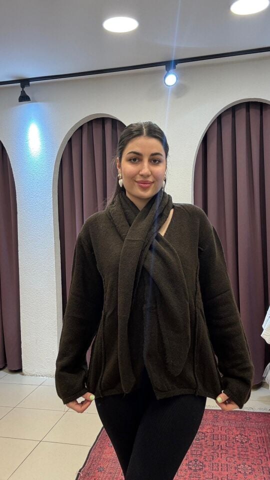 KAHVERENGİ KENDİNDEN ŞALI OLAN ÇITÇITLI HIRKA KAZAK 44