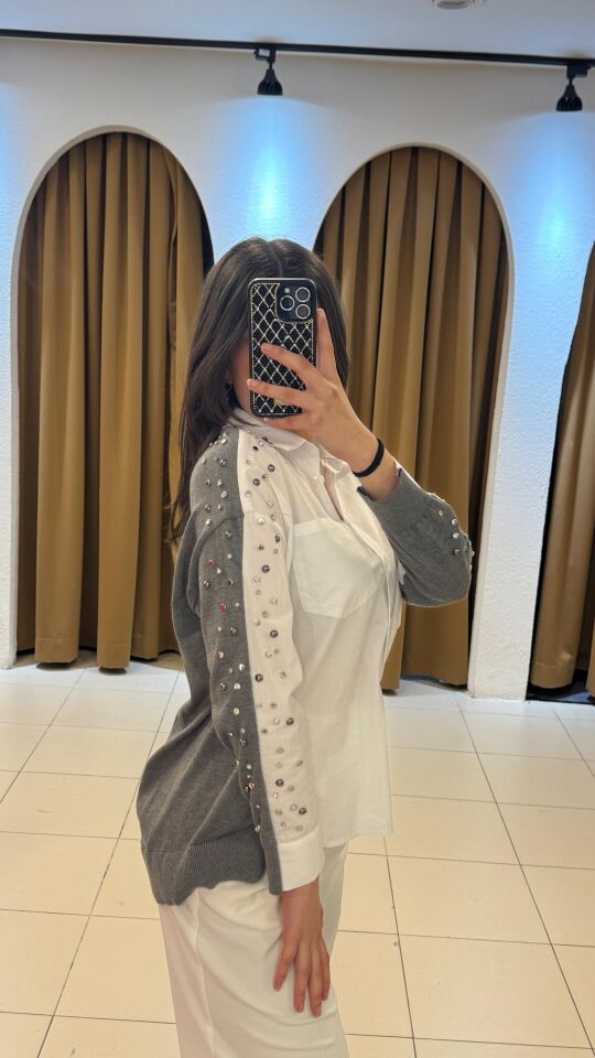 BEYAZ-GRİ TAŞ İŞLEMELİ GÖMLEK