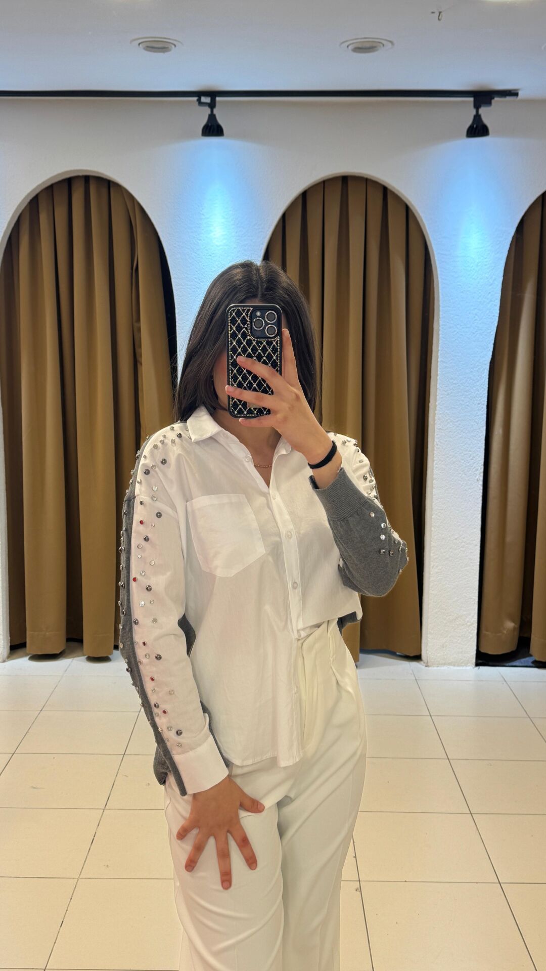 BEYAZ-GRİ TAŞ İŞLEMELİ GÖMLEK