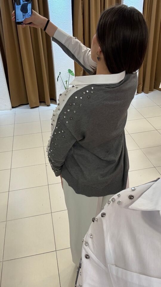 BEYAZ-GRİ TAŞ İŞLEMELİ GÖMLEK