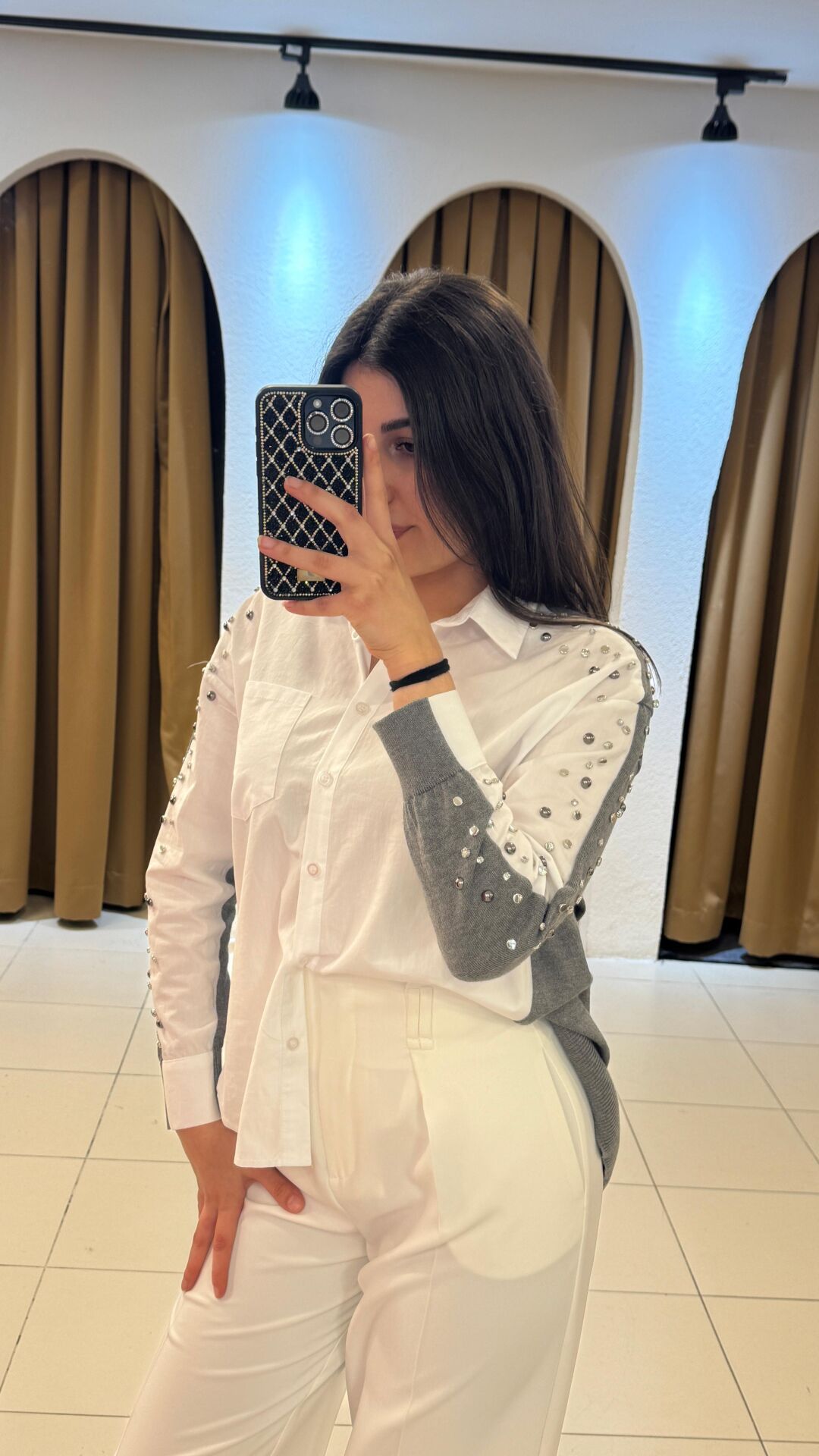 BEYAZ-GRİ TAŞ İŞLEMELİ GÖMLEK