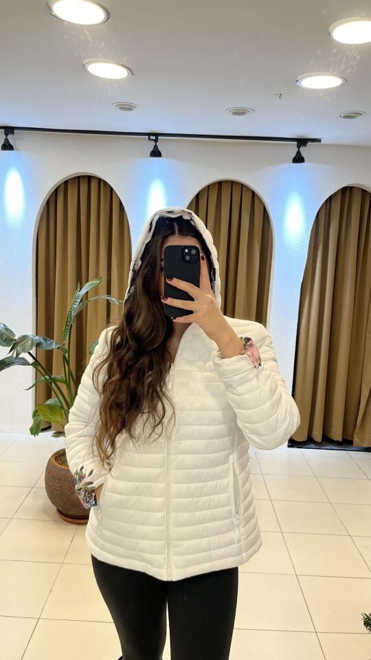 BEYAZ KAPİŞONLU ÇİFT TARAFLI ŞİŞME MONT