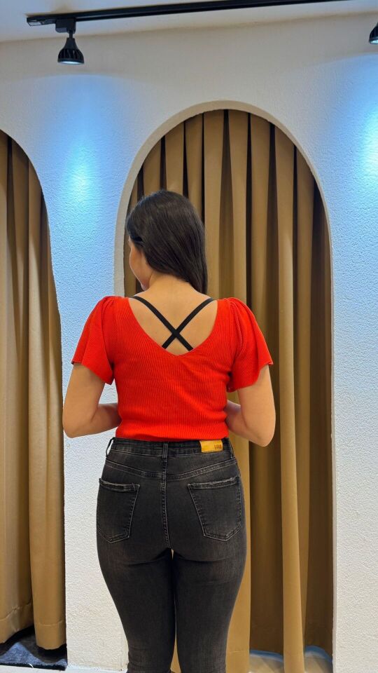 TURUNCU SIRTI AÇIK TRİKO KAZAK