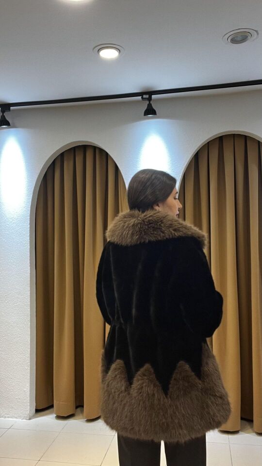 KAHVERENGİ DETAYLI SİYAH KÜRK KABAN