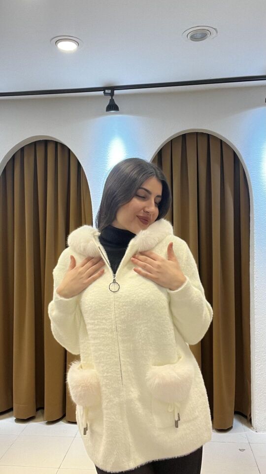 BEYAZ KAPİŞONLU KÜRK MONT