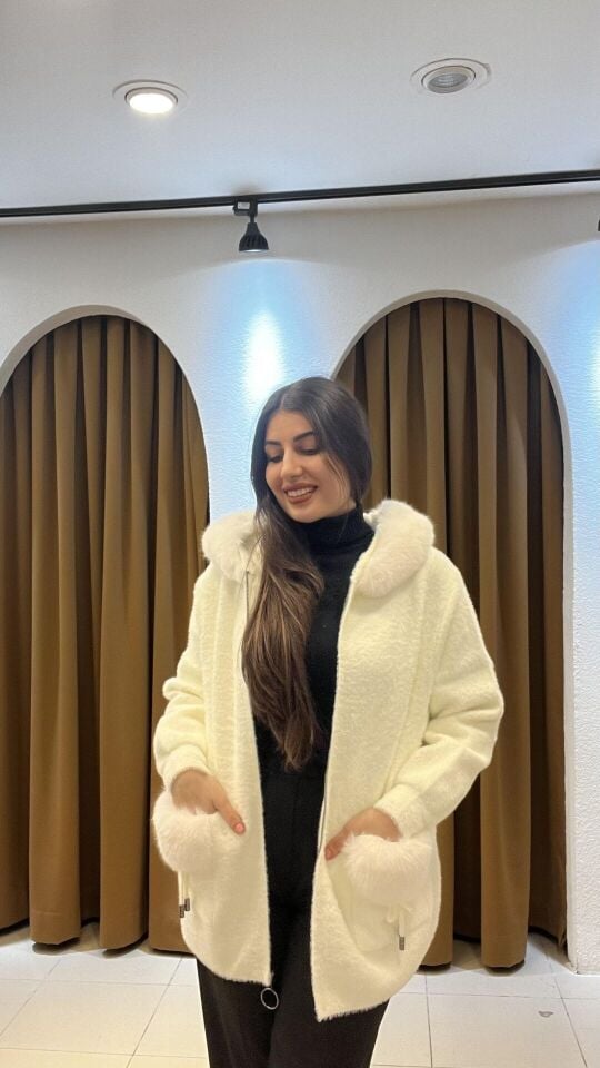 BEYAZ KAPİŞONLU KÜRK MONT