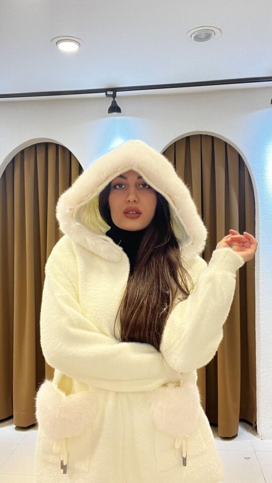 BEYAZ KAPİŞONLU KÜRK MONT