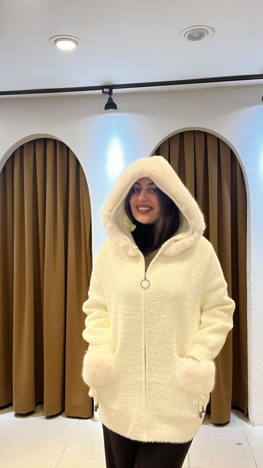 BEYAZ KAPİŞONLU KÜRK MONT