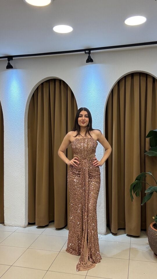 GOLD STRAPLEZ ÖNDEN KUYRUKLU PAYETLİ ABİYE