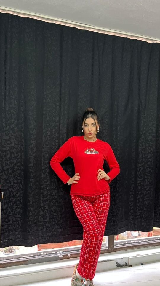 KIRMIZI YILBAŞI TEMALI YUMUŞAK DOKULU PİJAMA TAKIMI