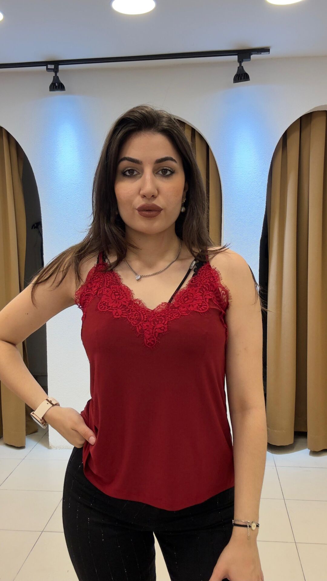 KIRMIZI İP ASKILI DANTELLİ ATLET