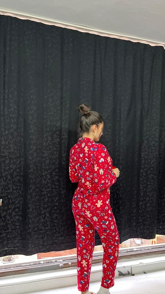 KIRMIZI YILBAŞI TEMALI YUMUŞAK DOKU SÜET ÖRME PİJAMA TAKIMI