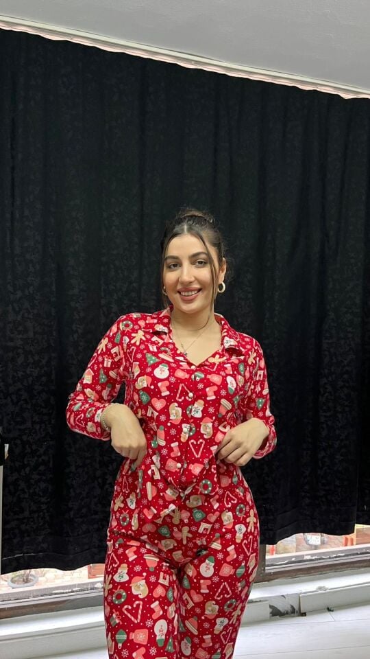 KIRMIZI YILBAŞI TEMALI YUMUŞAK DOKU SÜET ÖRME PİJAMA TAKIMI