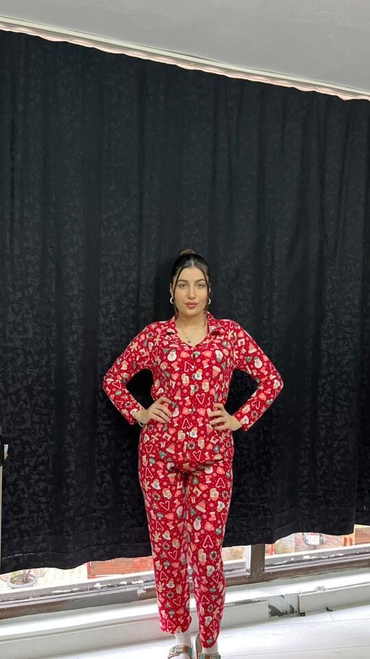 KIRMIZI YILBAŞI TEMALI YUMUŞAK DOKU SÜET ÖRME PİJAMA TAKIMI