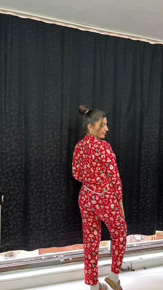 KIRMIZI YILBAŞI TEMALI YUMUŞAK DOKU SÜET ÖRME PİJAMA TAKIMI