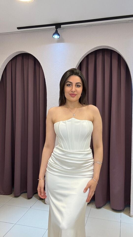Beyaz straplez korse detaylı altı saten drapeli balık model abiye 42