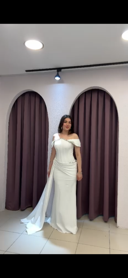 Beyaz Kayık Yaka Taş İşlemeli Drapeli Balık Model Abiye Elbise 44