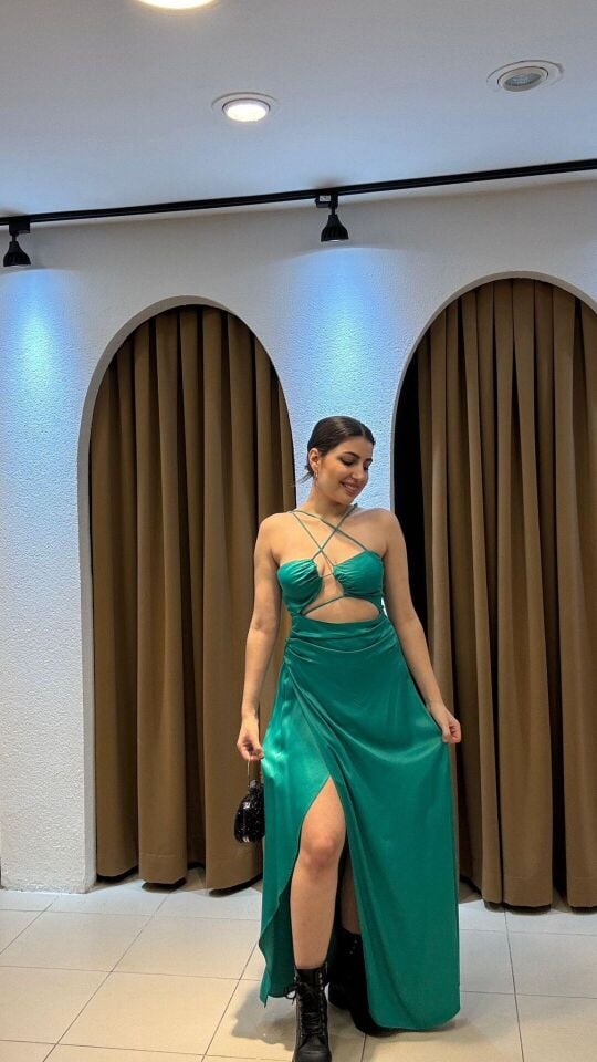 YEŞİL YIRTMAÇLI ELBİSE