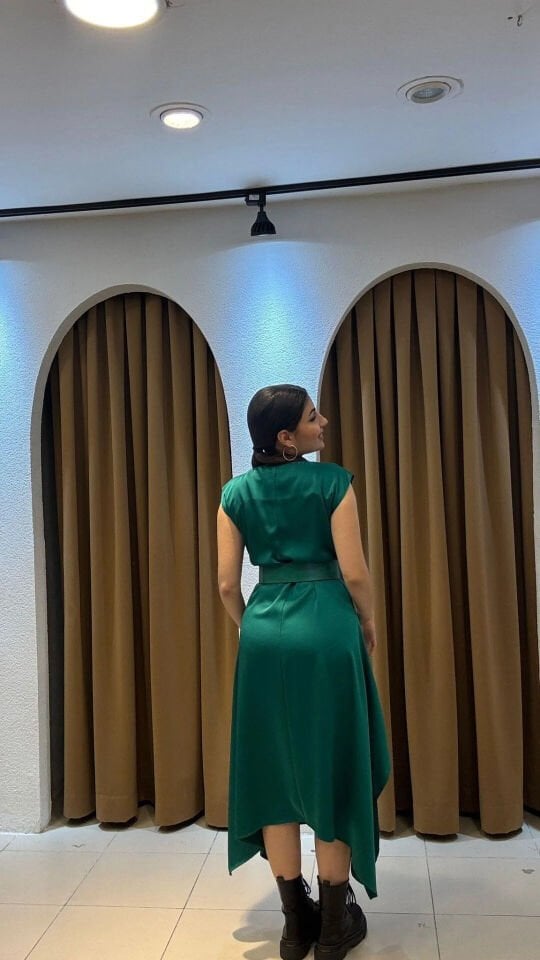 YEŞİL UZUN KEMERLİ ELBİSE