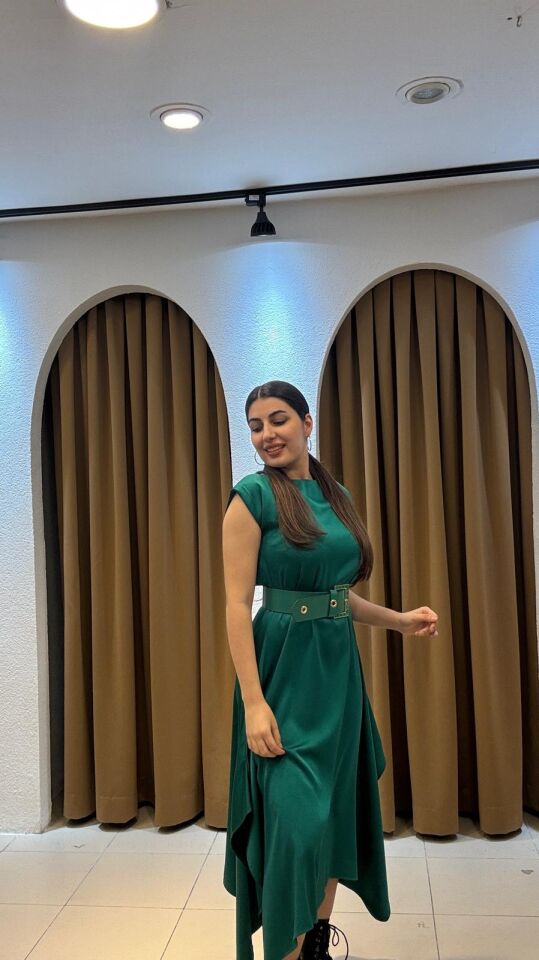 YEŞİL UZUN KEMERLİ ELBİSE