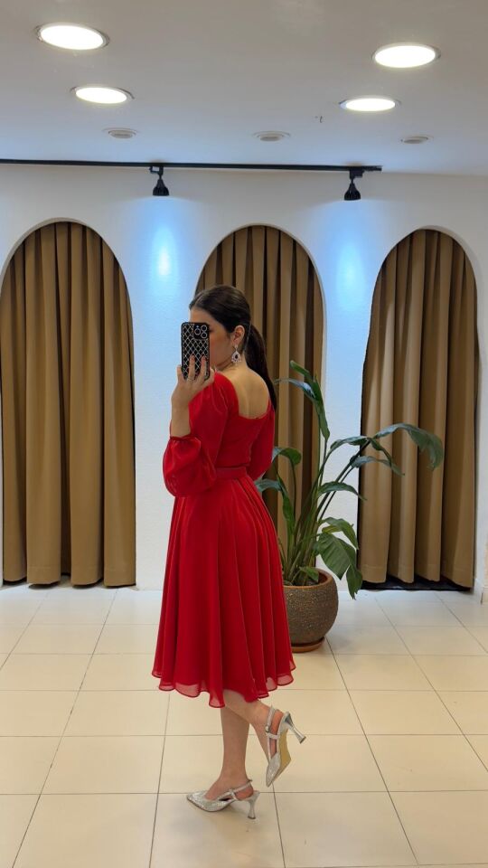 KIRMIZI KOLLARI  TÜL DETAYLI ELBİSE