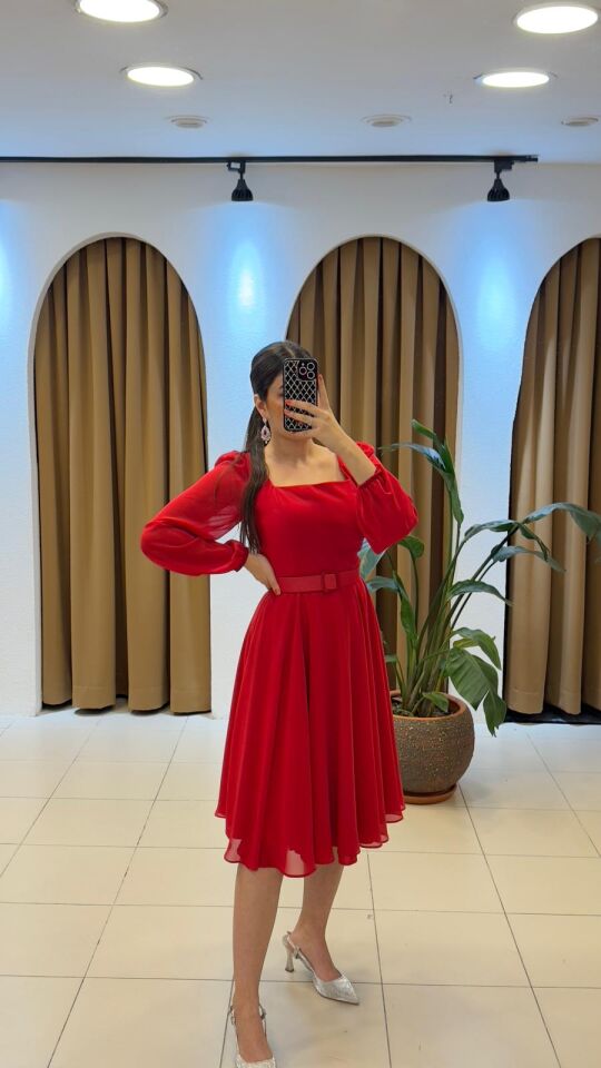 KIRMIZI KOLLARI  TÜL DETAYLI ELBİSE