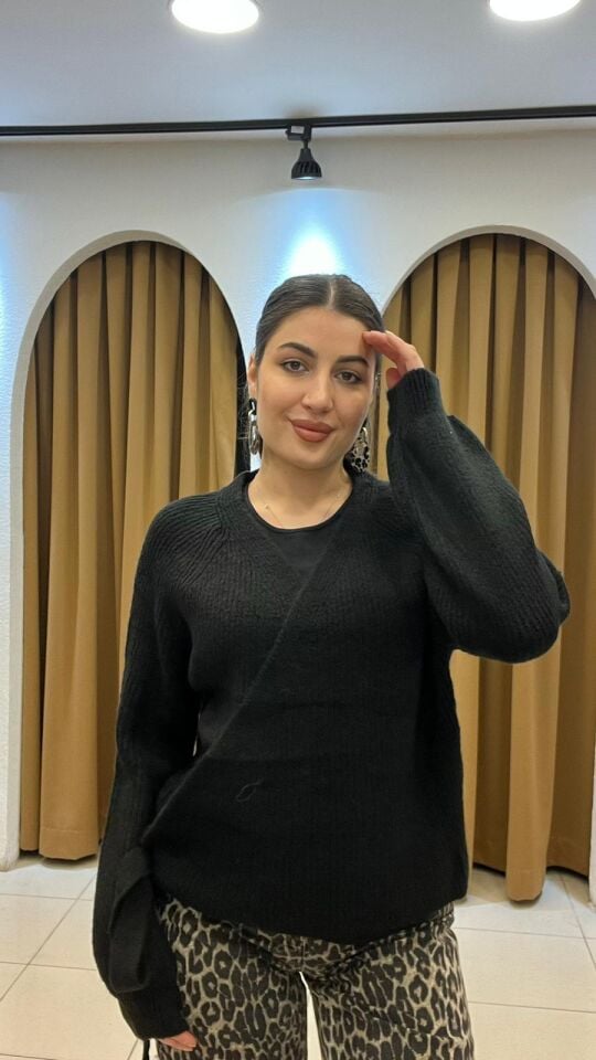 SİYAH YÜNLÜ YANDAN BAĞLAMALI HIRKA KAZAK