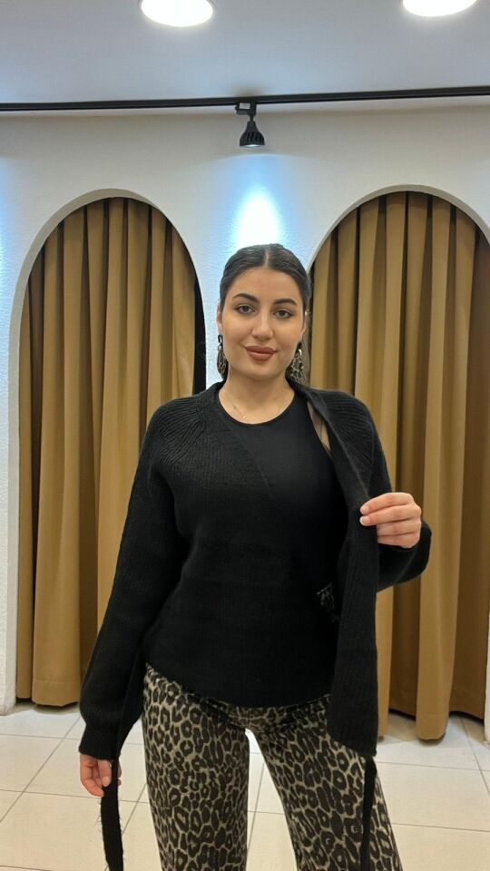 SİYAH YÜNLÜ YANDAN BAĞLAMALI HIRKA KAZAK 38