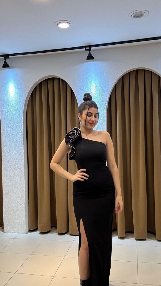 SİYAH GÜL DETAYLI YIRTMAÇLI ABİYE