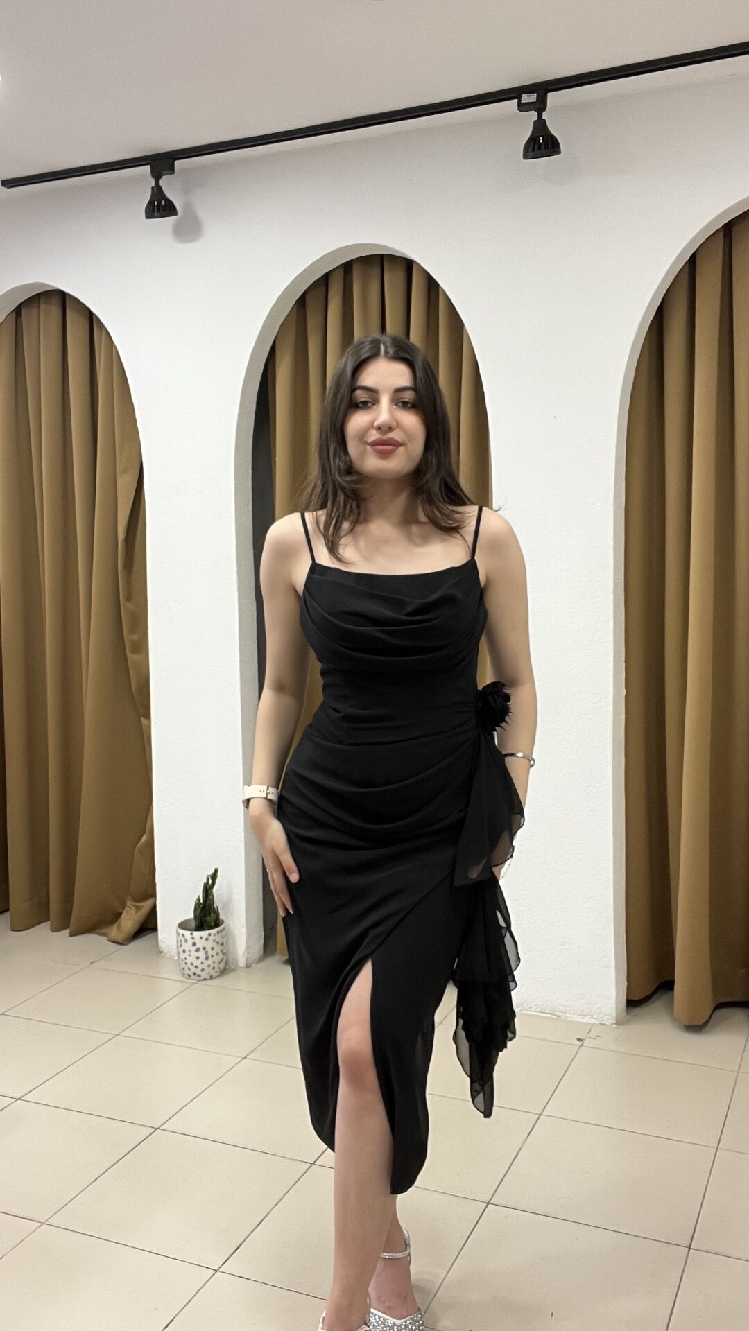 SİYAH MIDI İP ASKILI ELBİSE