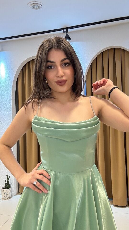 YEŞİL KISA ELBİSE