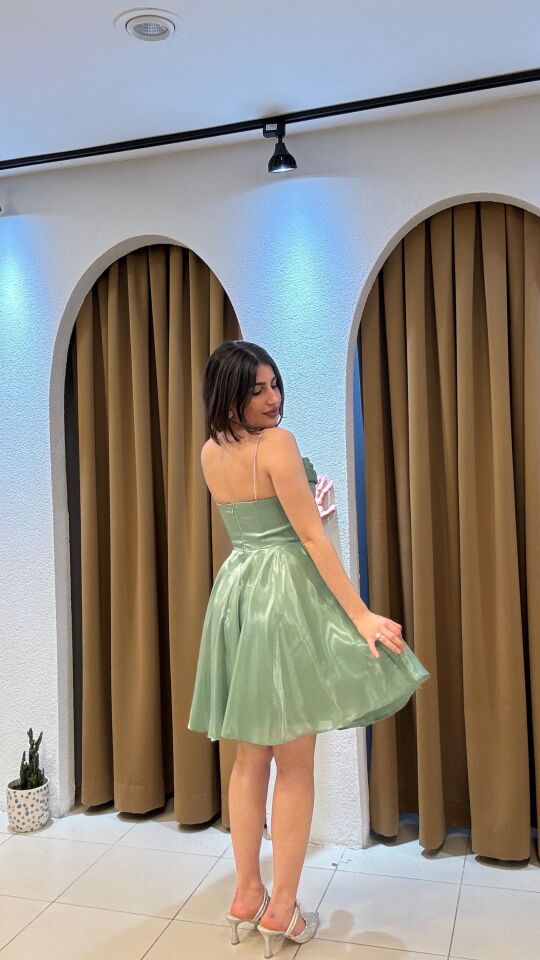 YEŞİL KISA ELBİSE