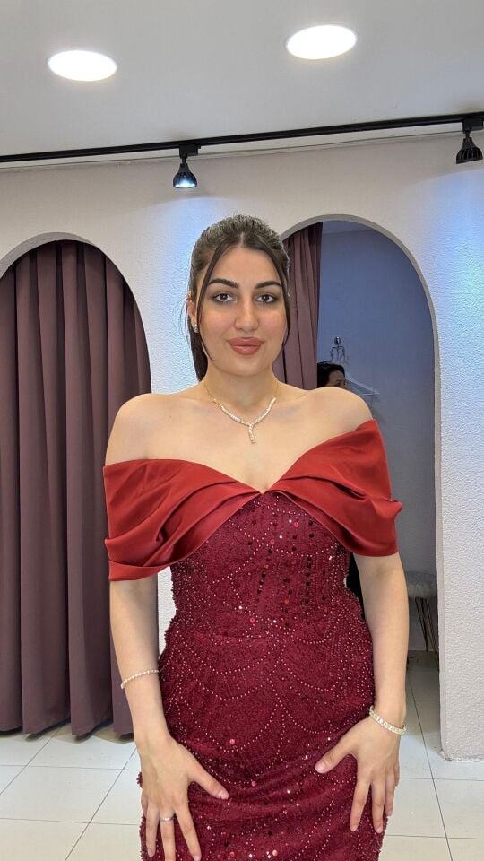 Bordo Madonna yaka taşlı pullu balık model arkadan yırtmaçlı abiye 48