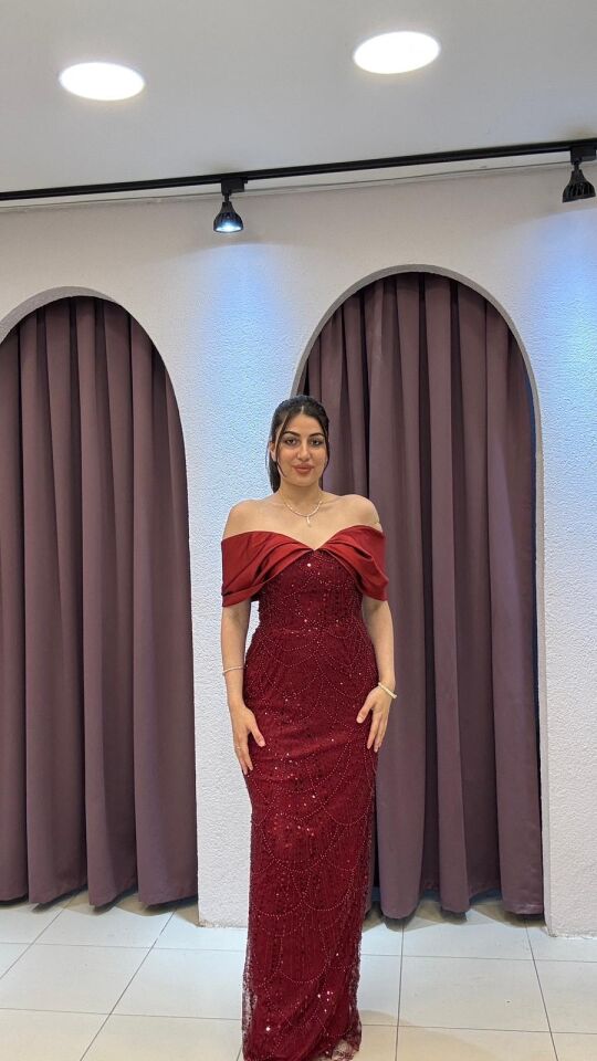 Bordo Madonna yaka taşlı pullu balık model arkadan yırtmaçlı abiye 48