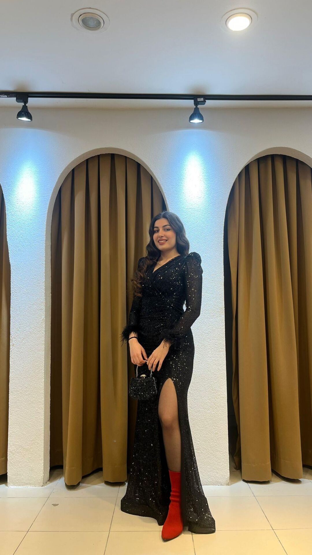 SİYAH PAYETLİ YIRTMAÇLI ABİYE