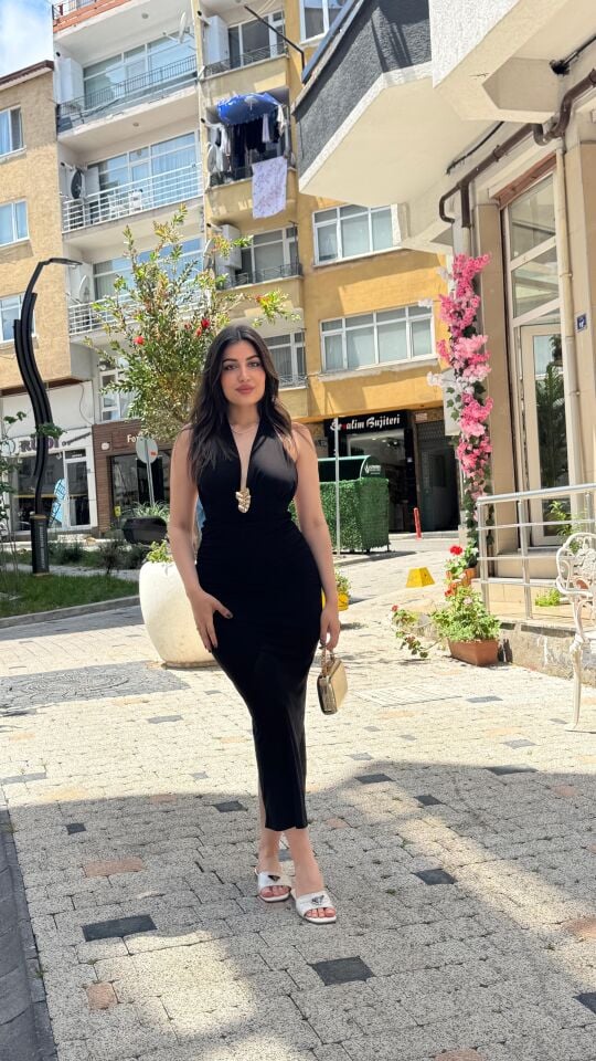 Siyah gold detayı olan boyundan düğmeli sırtı açık balık model şık elbise L