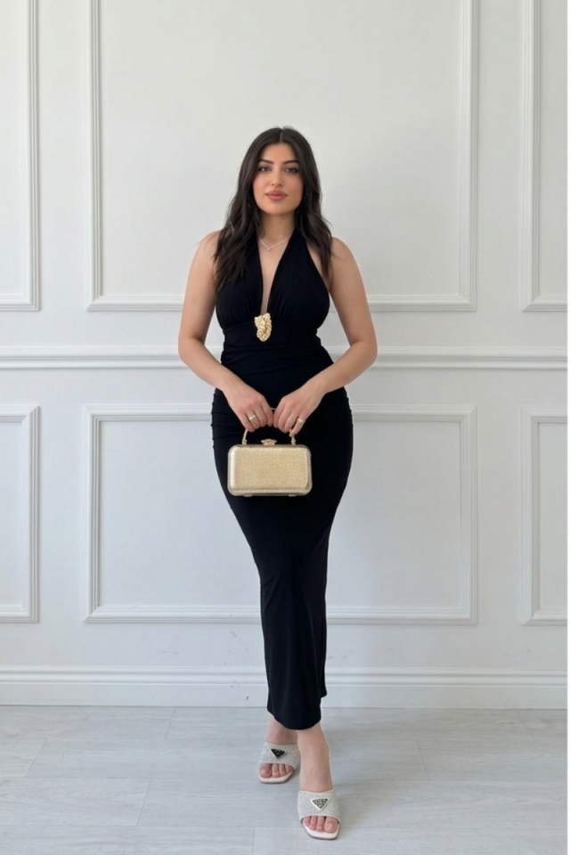 Siyah gold detayı olan boyundan düğmeli sırtı açık balık model şık elbise L