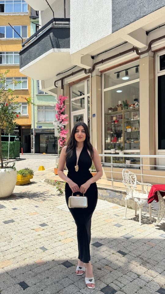 Siyah gold detayı olan boyundan düğmeli sırtı açık balık model şık elbise L