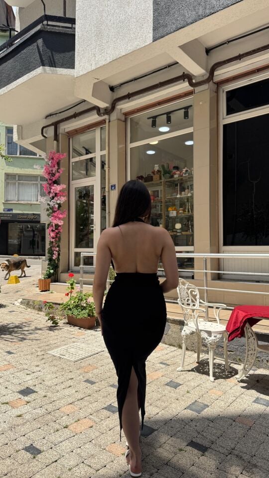 Siyah gold detayı olan boyundan düğmeli sırtı açık balık model şık elbise M