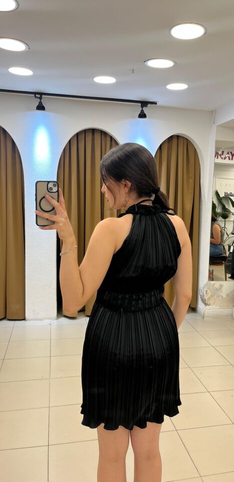 SİYAH YAKASI BÜZGÜLÜ PİLELİ SATEN ABİYE