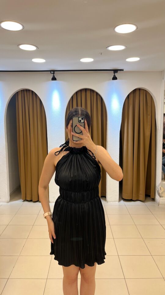 SİYAH YAKASI BÜZGÜLÜ PİLELİ SATEN ABİYE