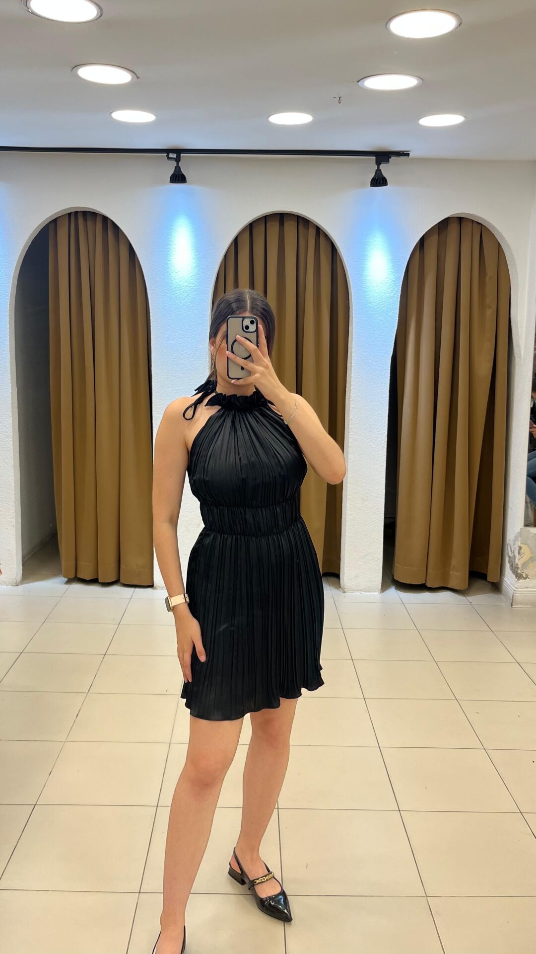 SİYAH YAKASI BÜZGÜLÜ PİLELİ SATEN ABİYE