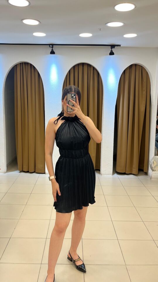 SİYAH YAKASI BÜZGÜLÜ PİLELİ SATEN ABİYE