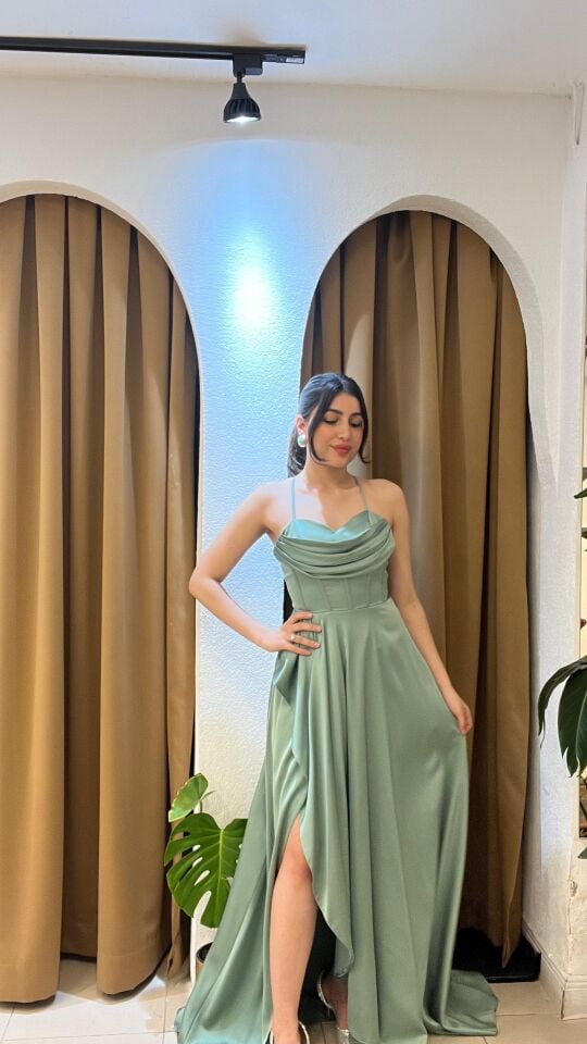 MİNT YEŞİLİ YIRTMAÇLI ELBİSE