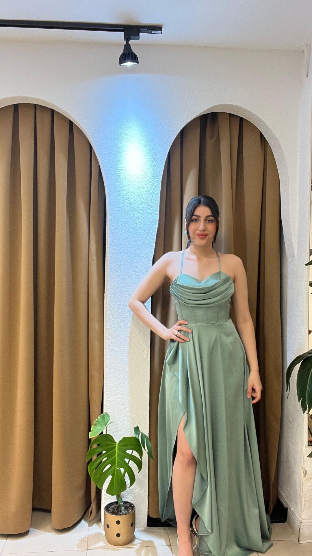 MİNT YEŞİLİ YIRTMAÇLI ELBİSE